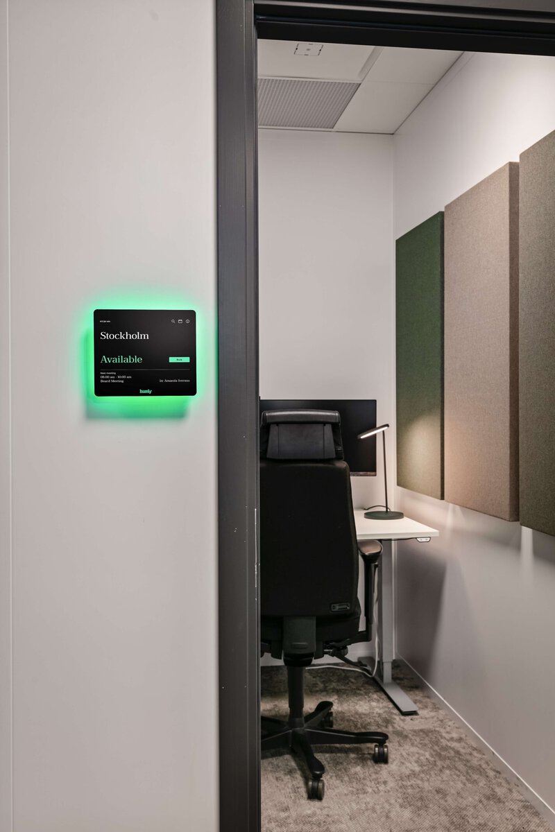 LOW RES_Room Display_Available_focus room_7510